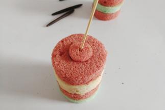 然后用牙签在爆竹中间的小圆形中间戳个小洞