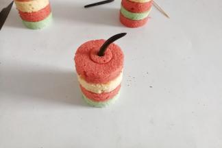 再把巧克力药引插进去，一个爆竹蛋糕就做好啦