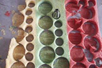 边角也不能浪费哦！再继续用中号裱花嘴刻出小圆片