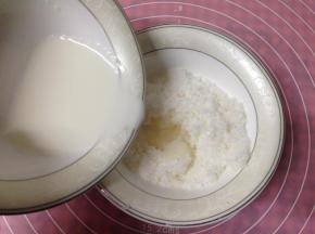 白糖、盐倒入温热的牛奶搅拌至融化冷却备用