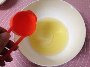 玉米油里加入蛋清搅拌均匀