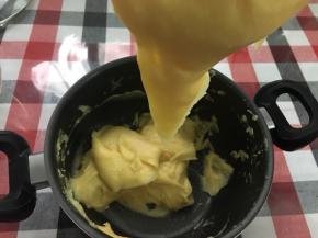 搅拌至刮刀提起出现倒三角状态为佳（我这里没有把全部蛋液倒入，还剩一点点，主要看状态）