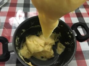 搅拌至刮刀提起出现倒三角状态为佳（我这里没有把全部蛋液倒入，还剩一点点，主要看状态）