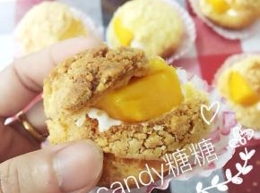 也可以切开泡芙上部分，挤上奶油，再放上水果，这样更美味哦！