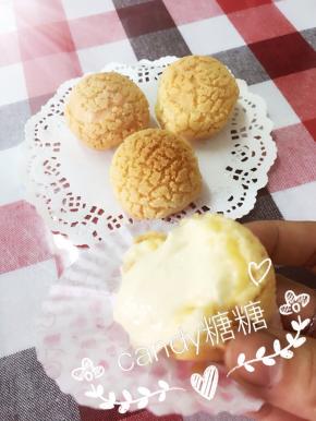 在泡芙底部戳小洞，挤上打发好淡奶油，原味酥皮泡芙完成了！