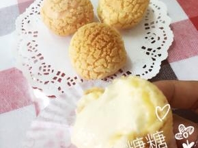 在泡芙底部戳小洞，挤上打发好淡奶油，原味酥皮泡芙完成了！