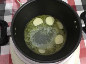 黄油，糖、盐、水混合，电磁炉中火加热