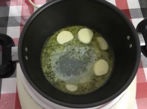 黄油，糖、盐、水混合，电磁炉中火加热