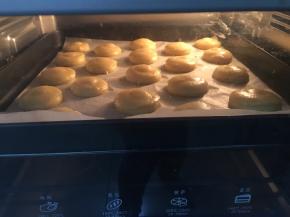 把之前准备好的酥皮切成小块，约3mm左右，盖在之前挤好的泡芙上，烤箱提前预热，180度烤20分钟后转160度烤30分钟，表面发黄即可