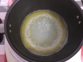 加热至黄油全部融化，直至到出现小泡泡转小火