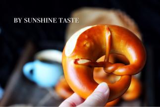 烤箱预热190度 烤15分钟 好了  酷似大闸蟹的布雷结出炉啦