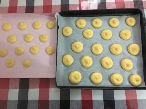 面糊倒入裱花袋，剪小口，挤出小圆