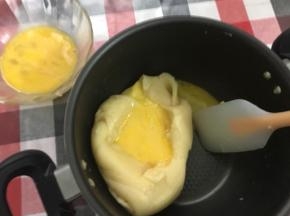 面团放凉至约60度左右，一点点分次加入蛋液，注意看面团状态