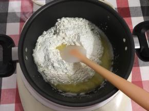 低筋面粉提前过筛，一次性加入