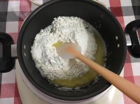 低筋面粉提前过筛，一次性加入