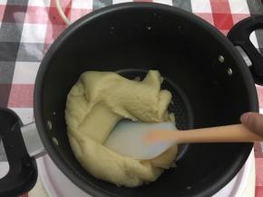 直至没有干粉，成光滑面团后离火