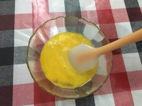 鸡蛋打碎并搅拌均匀