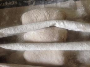 放入撒了干粉的发酵布上发酵