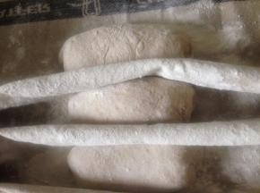 放入撒了干粉的发酵布上发酵