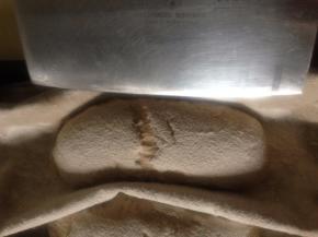 发酵到表面开裂 移到 铺了高温油布的烤盘上  240/220度  烤30分钟 没有转移板  用了我的”烘焙多功能利器“大菜刀 面包有点长 第一次感觉 应该有个转移板