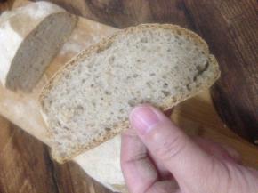 外脆内韧 布满空洞 很喜欢这样的口感  遗憾的是面包表明不是我要的均匀裂纹 记录一下 年后买了黑麦粉再撸