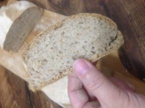 外脆内韧 布满空洞 很喜欢这样的口感  遗憾的是面包表明不是我要的均匀裂纹 记录一下 年后买了黑麦粉再撸