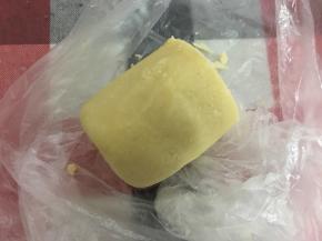 酥皮部分，黄油软化，加入糖粉和低筋面粉，揉成团，弄成小圆柱型，用保鲜膜包好放冰箱冷藏1～2小时