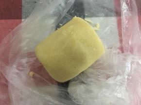 酥皮部分，黄油软化，加入糖粉和低筋面粉，揉成团，弄成小圆柱型，用保鲜膜包好放冰箱冷藏1～2小时