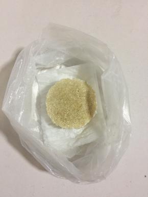 把刚刚切下来的金针菇的底部放在纸巾上。切面朝上。