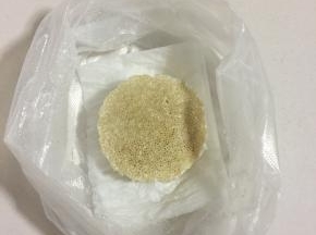 把刚刚切下来的金针菇的底部放在纸巾上。切面朝上。