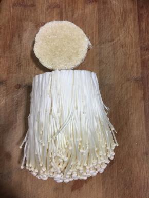 用刀把金针菇的底部切掉。