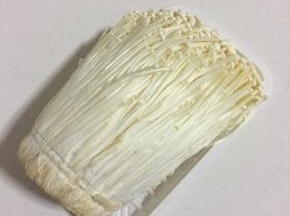 在超市里买的金针菇一把。