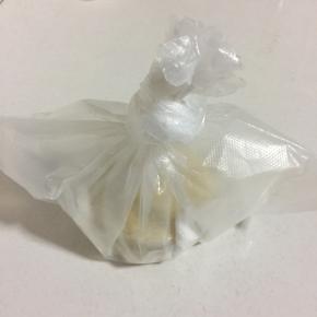 把保鲜袋的口扎紧，为金针菇营造一个温暖湿润的环境。