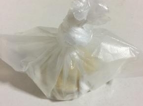 把保鲜袋的口扎紧，为金针菇营造一个温暖湿润的环境。