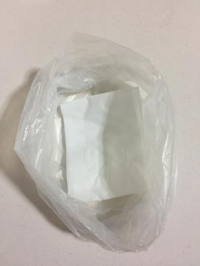 准备一个保鲜袋，4张纸巾重叠起来放在里面。