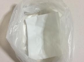 准备一个保鲜袋，4张纸巾重叠起来放在里面。