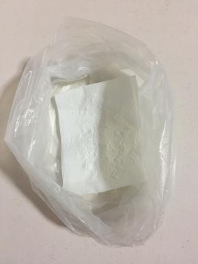 小苏打要均匀的撒在纸巾上。