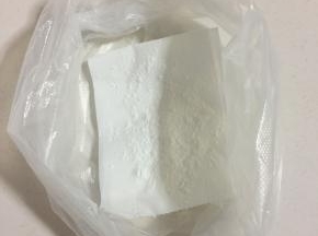 小苏打要均匀的撒在纸巾上。