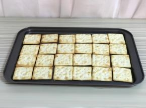 准备好苏打饼干