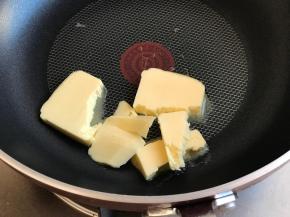 黄油放进锅中小火融化