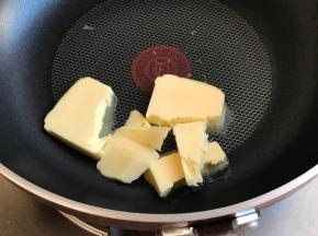 黄油放进锅中小火融化