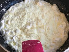 棉花糖融化后，加入奶粉