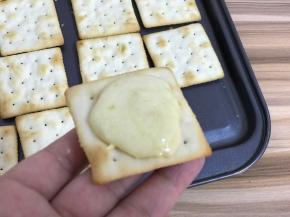 挖一勺放饼干上