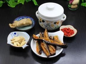 准备食材：红极参、黄芪、枸杞、生姜、炖盅等；
