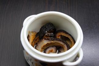 把洗净的红极参放入炖盅里；