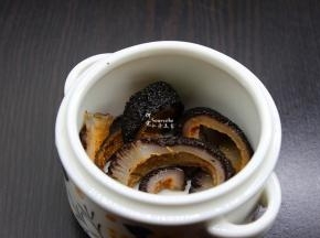 把洗净的红极参放入炖盅里；