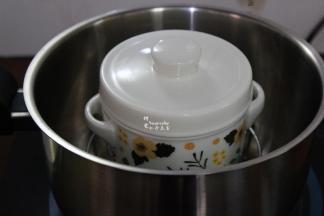 锅中水煮沸之后，隔水放入炖盅，盖上盖子；