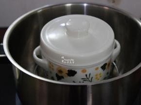 锅中水煮沸之后，隔水放入炖盅，盖上盖子；
