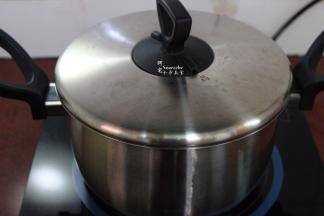 小火炖1.5小时；出锅放盐拌均即可。