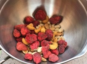 坚果个草莓脆混合均匀